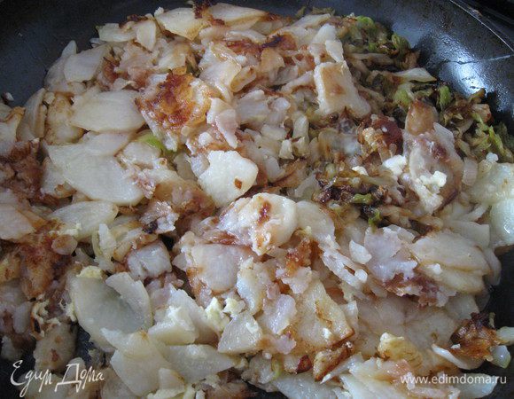 Затем переложить капусту к картофелю. Посолить, закрыть крышкой и потомить на маленьком огне минут 10. Мои домашние любят,когда я вливаю 2 взболтаных яйца, за несколько минут до того как снять с газа.