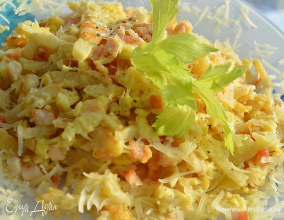 Приготовление: Нарезать сельдерей в виде лапши длинной 6 – 7 см, отварить в соленой воде лимоном, перцем , сахаром, лавровым листом и нерезаной луковицей. Выложить на  полотенце. Когда « лапша» подсохнет покрыть ее кляром и пожарить на оливковом масле.
Кляр: Муку, соль, яйца и тщательно перемешать. Сыр натереть на мелкой терке. Ветчину и мясо порезать , как можно мельче. Сыр и мясо ввести в тесто и перемешать. МИР ВАМ!
