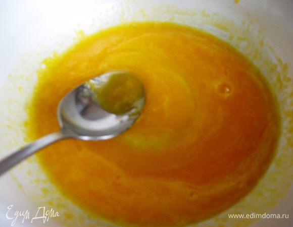 Белки отделяем от желтков. Желтки растираем с сахаром. 