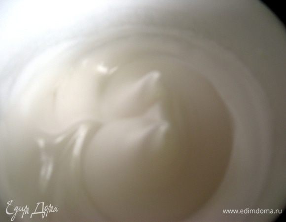 Белки взбиваем в густую пену  с щепоткой соли. 