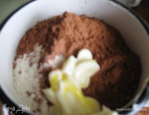 Желтки соединяем с белками, добавляем муку, разрыхлитель и какао. Аккуратно размешиваем до однородности (я пользуюсь миксером, насадками для теста). Выкладываем тесто в форму, застеленную пергаментной бумагой. Выпекаем 25-35 минут при температуре 180 градусов.  Первые 15 минут духовку не открывать. 