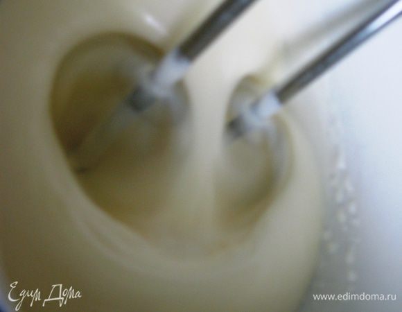 Готовим крем. Сметану взбиваем с сахаром и ставим в холодильник на 30 минут.