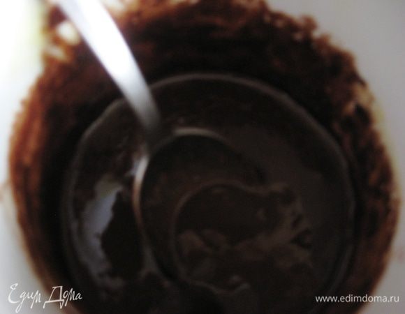Для шоколадного крема смешиваем все ингредиенты: молоко, какао, сахар,  масло и доводим до однородности. Даем немного остыть, а затем ставим в морозилку на 15 минут. 