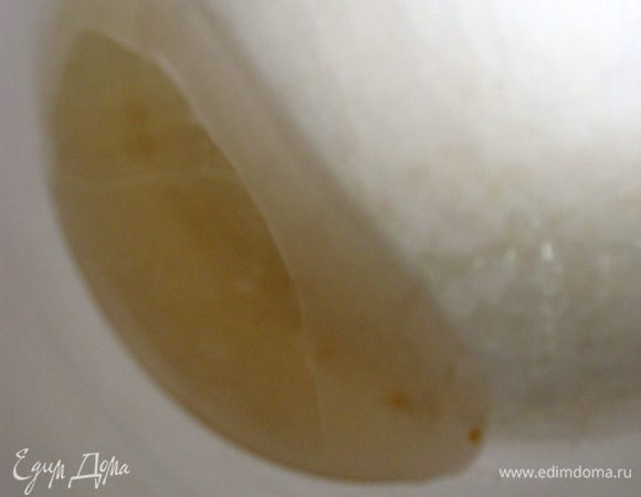 Готовим пропитку. Сахар и воду доводим до кипения. 