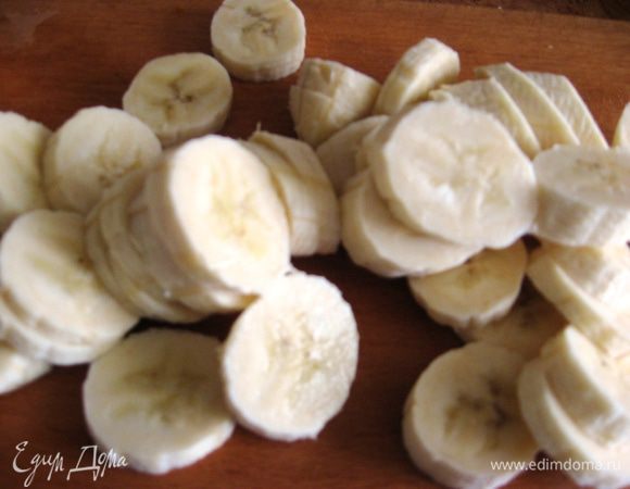 Бананы режем кружочками.
