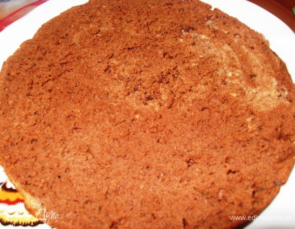 Собираем торт: бисквит делим на три части. Пропитываем сиропом. Чередуем все так: бисквит, сметанный крем, бананы . 