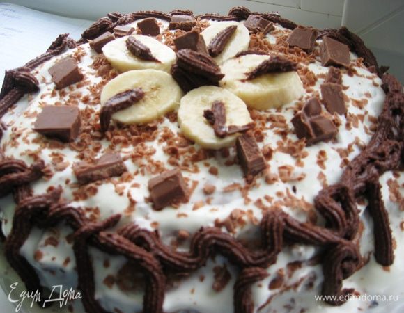 На верхнюю часть бисквита выкладываем сметанный крем. Разравниваем поверхность, покрываем бока торта кремом. Украшаем шоколадной стружкой, бананами и шоколадным кремом.  Даем настоятся 4-6 часов. 
Bon Appétit!!!:) 
