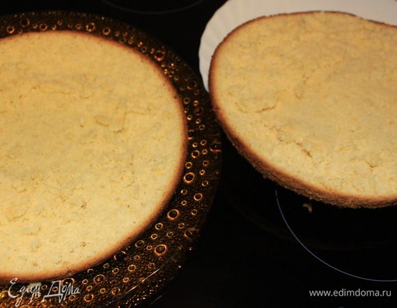 Готовый бисквит остудить. разрезать на 2 части.