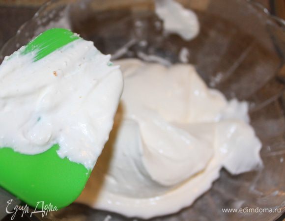 Сверху покрыла взбитыми сливками и посыпала кокосовой стружкой. Вот такой вот вторник. Приятного аппетита! :)