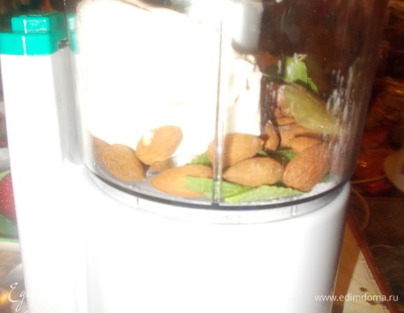 сахарную пудру,орешки,маскарпоне и мяту взбить в блендере до однородной массы.