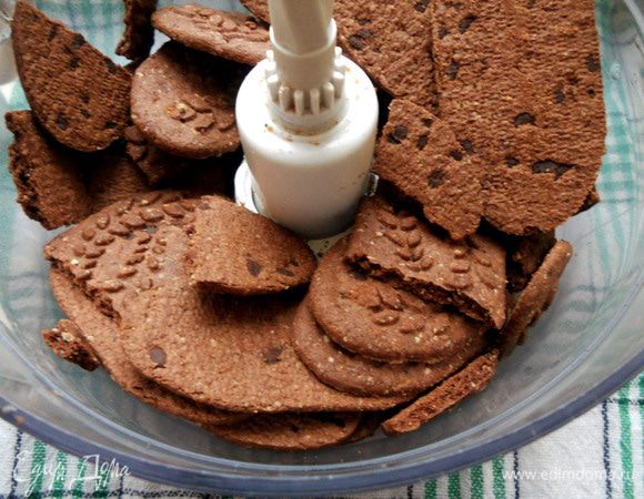 Печенье измельчить с промощью блендера/процессора до состояния мелкой крошки.