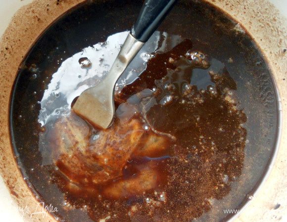 Растопить сливочное масло, вмешать сахар, кофе и просеянный какао-порошок, размешать. В отдельной миске слегка взбить яйцо и присоединить к масляной массе. Прогревать, помешивая, около 2 минут, до загустения. 