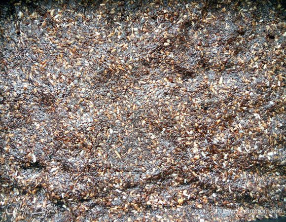 В форму (здесь прим. 20х27 см, но лучше взять немного меньше - слои будут выразительнее) выложить основу, хорошо утрамбовать. Убрать в холодильник минут на 30. 