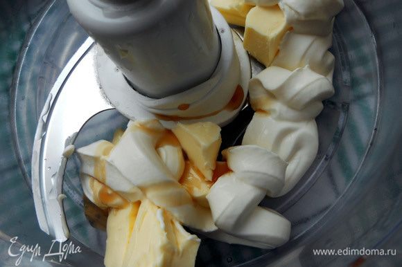 Для среднего слоя с помощью миксера/блендера соединить размягченное сливочное масло, ванильный экстракт, сливки или молоко, немного растереть.