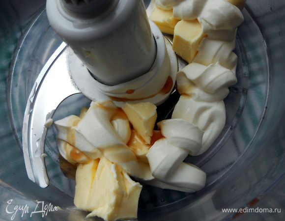 Для среднего слоя с помощью миксера/блендера соединить размягченное сливочное масло, ванильный экстракт, сливки или молоко, немного растереть. 