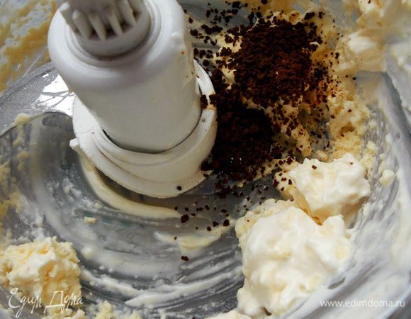 Добавить кофе. Можно предварительно развести в 1 ст.л. воды, уменьшив количество молока/сливок. А можно использовать гранулы, в этом случае вкус будет тоже гармоничный, но останутся отдельные частицы, которые мне в десертах нравятся. 