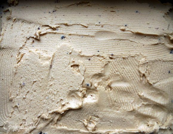 Распределить по основе. Убрать в холодильник примерно на час - слой должен стать крепким. На водяной бане растопить шоколад (чаще всего рекомендуется молочный шоколад, но я беру горький 85% - хоть какой-то контраст:)) и масло, покрыть средний слой. Вернуть в холодильник, до полного застывания шоколада. Нарезать, лучше всего с помощью горячего ножа, и подавать! Безумно сладко и слишком душевно!:))) Спасибо, Канада! 