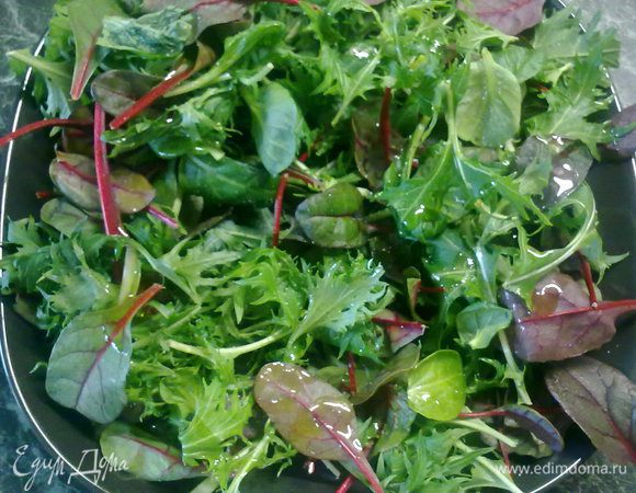 Вынуть из духовки , дать отдохнуть. На блюдо выложить листья салата, полить их оливковым маслом. Выложить на них курицу.