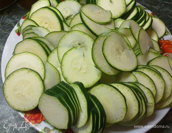 Цукини режем тоненькими кружками