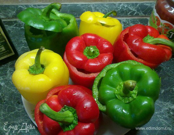 С перцев аккуратно срезаем крышечки и вычещаем внутренности