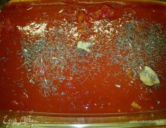 Половину помидоров и весь сок выливаем в форму, добавляем немного масла, соль, перец, приправы, лаврушку