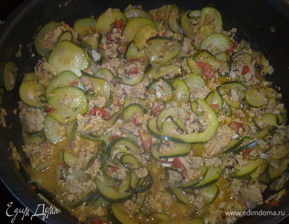 В сковороде обжариваем лук и чеснок, добавляем фарш, потом цукини и оставшиеся помидоры, солим, перчим, немного тушим, выпариваем жидкость.