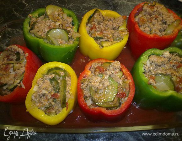 Ставим наши перцы в форму с соусом. И фаршеруем полученным фаршем.
