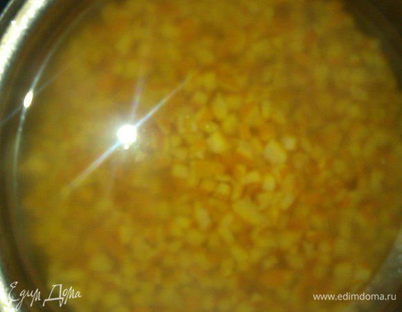 Корочки апельсинов варим в сахарном сиропе. Когда я начала варить, я не думала о салате, делала просто сладость к чаю. Пропорции были на,как говорится, глаз..
Примерно 0.5-0.7 ст сахара залила примерно 1 ст воды. Корочки порезала мелкими кубиками. Как только вода с сахаром закипела,убавила огонь, бросила в воду корочки и варила долго. около 1.5 часов. Воду подливала несколько раз.