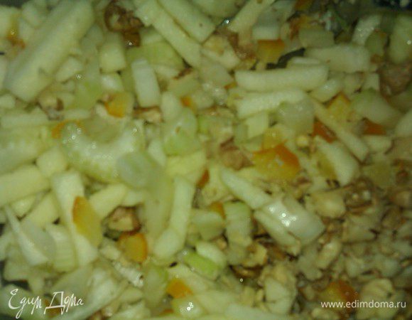 Палочки сельдерея помыть, просушить, порезать тонко и не очень крупно.
Очистить с яблок кожу, порезать тонкой соломкой.
Орешки порубить.
Всё смешать. Заправит соком апельсина и лимона.
