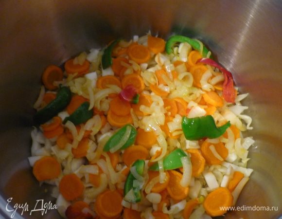 Слоями выкладываем обжаренные овощи и тушим минут 15-20.