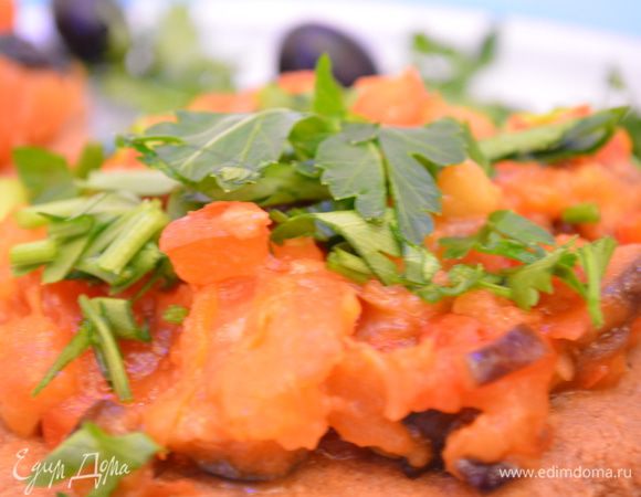 Лепешки: Просеять муку на стол, сделать в середине воронку положить туда дрожжи, соль ,сахар. Влить теплую воду , помешивая вилкой муку. Вымесить тесто руками до гладкости. Положить в сухую миску и поставить подниматься. Тесто обмять, сформировать лепешки и разложить их на противне. Дать постоять минут 15. Смазать оливковым маслом, при желании посыпать сухими травами. Выпекать в нагретой до 200 градусов духовке. Слегка охладить.
На лепешку положить рагу и посыпать зеленью. МИР ВАМ!
