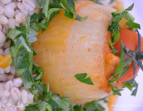 Приготовление: Лук почистить и удалить середину. Картофель и кабачки покрошить одинаковыми кубиками.  Середины двух луковиц мелко порезать.  В сковороде на оливковом масле слегка обжарить лук, посыпать паприкой и подрумянить. Влить воду, посолить, поперчить , положить лавровый лист и майоран. Положить картофель , варить 5 минут. Добавить тыкву поварить  10 минут. Каждую луковицу положить на кусочек фольги и заполнить овощами.  Муку развести небольшим количеством воды и овощным бульоном. Добавить томатную пасту, посолить, поперчить, положить муку, прогреть. Полить луковицы, тщательно завернуть фольгу. Поставить в разогретую до 200 градусов духовку  и запекать около часа .  Открыть и засыпать свежим укропом. Подавать с гарниром. МИР ВАМ!