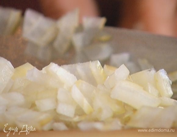 Лук и чеснок почистить и мелко порубить.