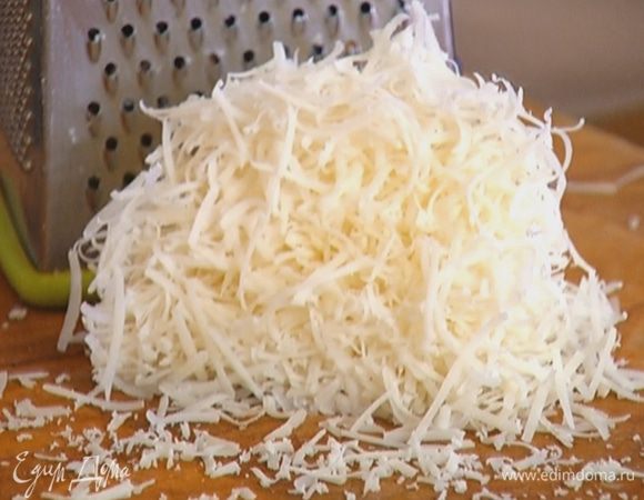 Сыр натереть на мелкой терке.