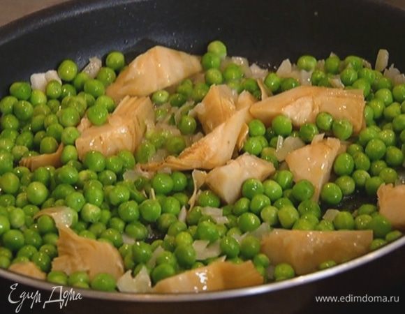 Добавить артишоки, горошек, перемешать и прогревать на медленном огне.