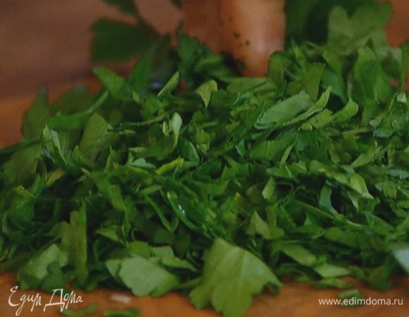 Петрушку мелко порубить и добавить к артишокам с горошком.