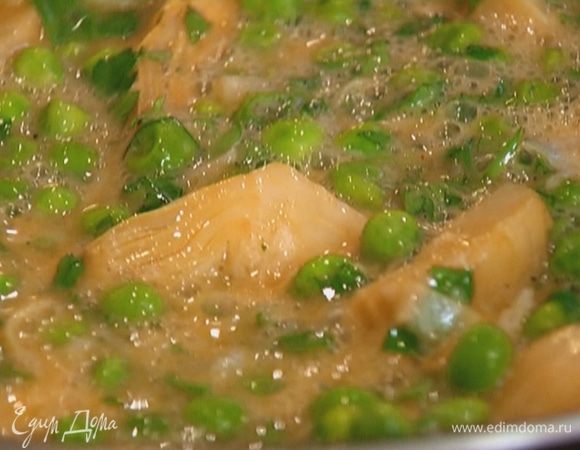 Залить яйцами овощи, увеличить огонь, присыпать оставшимся сыром. 