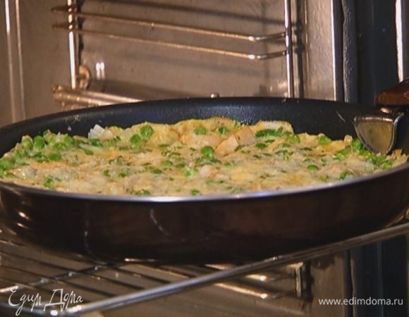 Как только края фриттаты схватятся, отправить сковороду под гриль на 1–2 минуты.