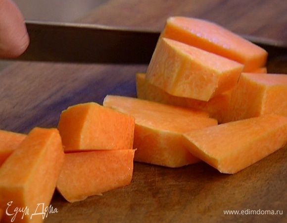Тыкву почистить и нарезать кусочками.