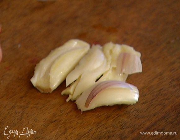 Чеснок почистить и раздавить плоской стороной ножа.