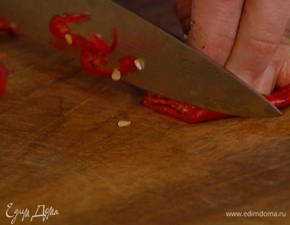 Перец чили нарезать длинными полосками.