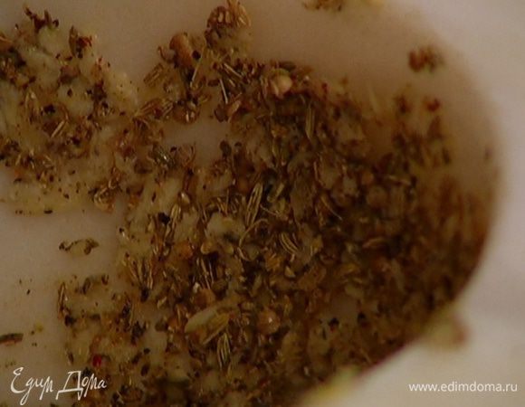 Чеснок, фенхель, кориандр, щепотку черного перца и соли растереть в ступке, добавить перец чили и 1–2 ст. ложки оливкового масла, перемешать.