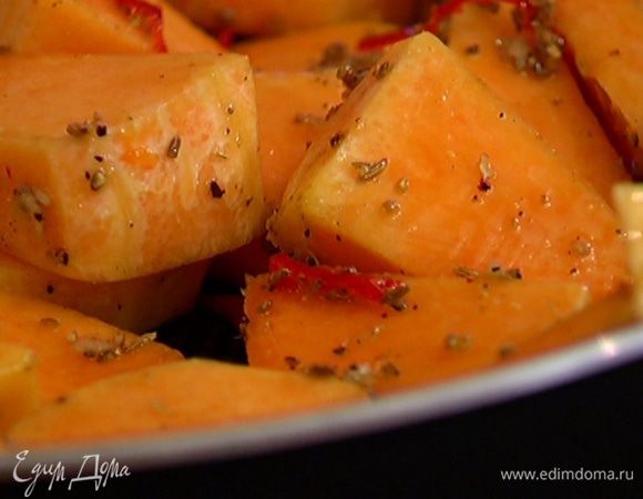 Выложить тыкву в форму для запекания и смазать острой заправкой.