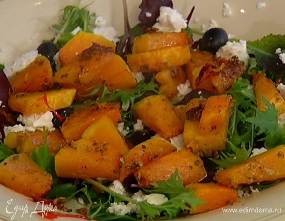 Салатный микс выложить на блюдо, посолить, поперчить, разложить часть оливок, сверху покрошить половину феты и выложить запеченную тыкву.