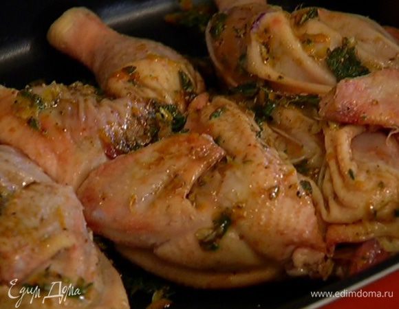 Выложить тушки на противень кожей вверх и натереть маринадом со всех сторон.