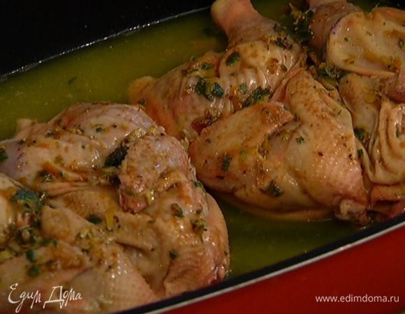 В противень с цыплятами налить цитрусовый сок.