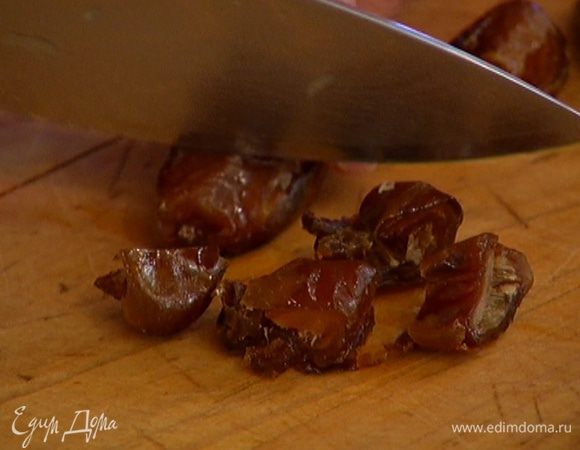 Финики, удалив косточки, порезать небольшими кусочками.