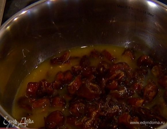 Отправить финики в кастрюлю, залить апельсиновым соком и довести до кипения. 