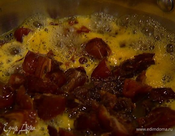 Влить коньяк, снова довести до кипения, добавить 1 ч. ложку разрыхлителя, выключить огонь и все вымешать.