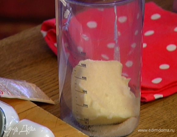 Взбить миксером 125 г предварительно размягченного сливочного масла и 1 ст. ложку сахара в светлую массу. 